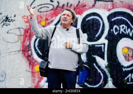 Ludwigshafen, Allemagne.20 septembre 2021.Helmut van der Buchholz, guide de la ville des « plus ugest City Tours » d'Allemagne, se dresse devant un mur avec des graffitis lors d'une visite guidée du centre-ville.(À dpa-KORR 'humour au lieu de la malice: Ludwigshafen montre aux visiteurs le 'côté laid'') Credit: Uwe Anspach/dpa/Alay Live News Banque D'Images