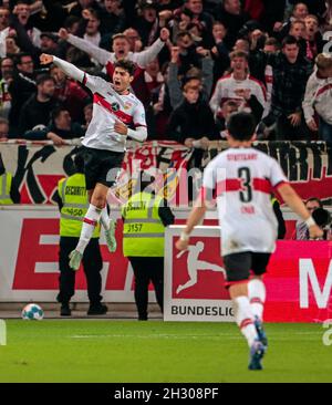 Stuttgart, Allemagne.24 octobre 2021.Wahid Faghir (L, haut) de Stuttgart célèbre son score lors d'un match de la Bundesliga allemande entre VfB Stuttgart et 1.FC Union Berlin à Stuttgart, Allemagne, le 24 octobre 2021.Credit: Philippe Ruiz/Xinhua/Alay Live News Banque D'Images