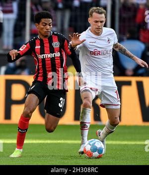 Cologne, Allemagne.24 octobre 2021.Amine Adli (L) de Leverkusen vies avec Ondrej Duda de Cologne lors du match de football allemand de la première division Bundesliga entre le FC Cologne et Bayer 04 Leverkusen à Cologne, Allemagne, 24 octobre 2021.Crédit: Ulrich Hufnagel/Xinhua/Alamy Live News Banque D'Images