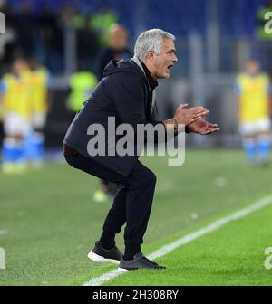 Rome.24 octobre 2021.L'entraîneur-chef de Rome, José Mourinho, fait des gestes lors d'un match de football entre Roma et Napoli à Rome, en Italie, le 24 octobre 2021.Credit: Augusto Casasoli/Xinhua/Alamy Live News Banque D'Images