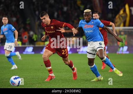 Rome.24 octobre 2021.Gianluca Mancini (L) de Roma vie avec Victor Osimhen de Napoli lors d'un match de football entre Roma et Napoli à Rome, Italie, le 24 octobre 2021.Credit: Augusto Casasoli/Xinhua/Alamy Live News Banque D'Images