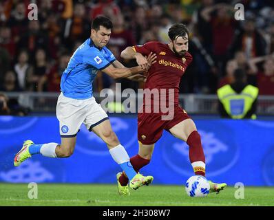 Rome.24 octobre 2021.Matias Vina (R) de Roma vit avec Hirving Lozano de Napoli lors d'un match de football entre Roma et Napoli à Rome, Italie, le 24 octobre 2021.Credit: Augusto Casasoli/Xinhua/Alamy Live News Banque D'Images