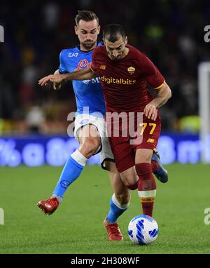 Rome.24 octobre 2021.HHenrikh Mkhitaryan (R) de Roma vies avec Fabian Ruiz de Napoli lors d'un match de football entre Roma et Napoli à Rome, Italie, le 24 octobre 2021.Credit: Augusto Casasoli/Xinhua/Alamy Live News Banque D'Images