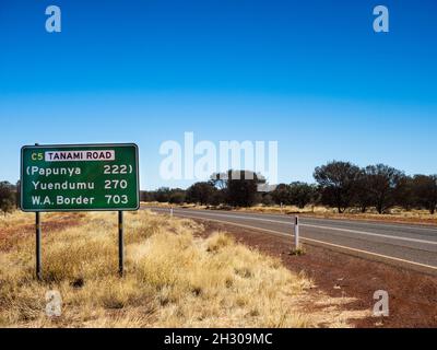 Signe de distance sur la section scellée de Tanami Road près d'Alice Springs, Australie centrale Banque D'Images