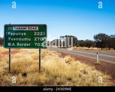 Signe de distance sur la section scellée de Tanami Road près d'Alice Springs, Australie centrale Banque D'Images