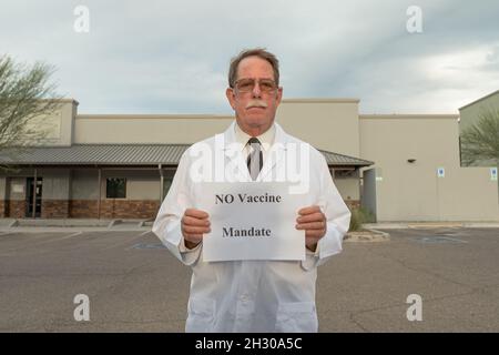 Une militante médicale signe une protestation contre le mandat du vaccin contre le covid Banque D'Images