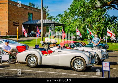 Un Triumph Vintage TR2 est exposé à côté d'un TR3 lors du 31e festival annuel de l'automobile britannique, le 24 octobre 2021, à Fairhope, Alabama. Banque D'Images