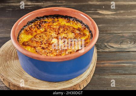 Râpez la citrouille avec les pommes de terre et la crème de noix de coco dans un moule en céramique après la cuisson au four.Cuisine gastronomique française Banque D'Images