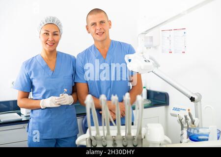 Portrait de deux dentistes qualifiés souriants Banque D'Images
