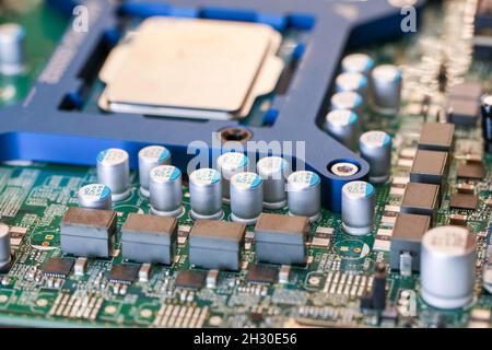 Processeur de puces de carte électronique.Composant PCB vert. Banque D'Images