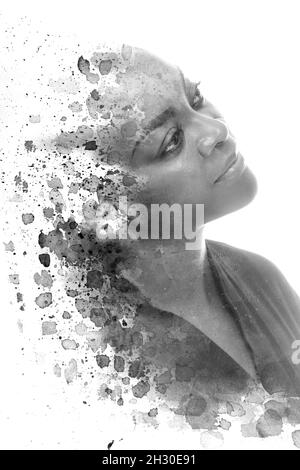 Peinture.Un portrait noir et blanc d'une femme combiné à diverses éclaboussures d'encre. Banque D'Images