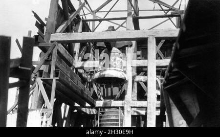 Photo de l'ensemble restant de la tour Bell de LON CHANEY dans LA CHASSE DU réalisateur DE NOTRE DAME 1923 WALLACE WORSLEY pris par un touriste pendant Universal City Studio Tour en 1928 Banque D'Images