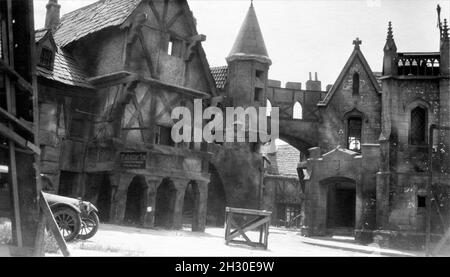 Photo de la rue de Paris en plein air restant à LON CHANEY dans LA CHASSE DU réalisateur DE NOTRE DAME 1923 WALLACE WORSLEY prise par un touriste lors de la visite des studios de la ville universelle en 1928 Banque D'Images