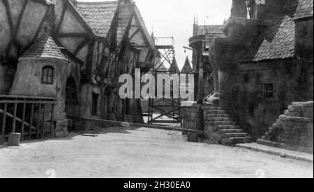 Photo de la rue de Paris en plein air restant à LON CHANEY dans LA CHASSE DU réalisateur DE NOTRE DAME 1923 WALLACE WORSLEY prise par un touriste lors de la visite des studios de la ville universelle en 1928 Banque D'Images