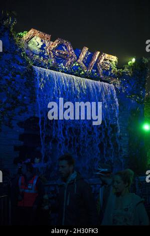 Vue générale de la chute d'eau de la grotte au Glastonbury Festival 2013, digne Farm, Pilton. Banque D'Images