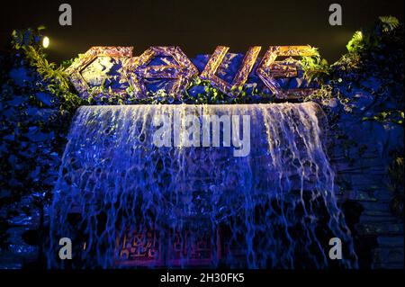 Vue générale de la chute d'eau de la grotte au Glastonbury Festival 2013, digne Farm, Pilton. Banque D'Images