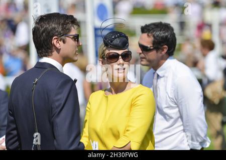 Zara Phillips assiste à la troisième journée du glorieux Goodwood Festival 2013 à l'hippodrome de Goodwood Banque D'Images