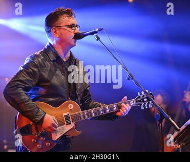 Richard Hawley se produit en direct sur scène le premier jour du Camp Bestival, Château de Lulworth, Dorset Banque D'Images