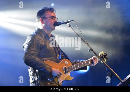 Richard Hawley se produit en direct sur scène le premier jour du Camp Bestival, Château de Lulworth, Dorset Banque D'Images