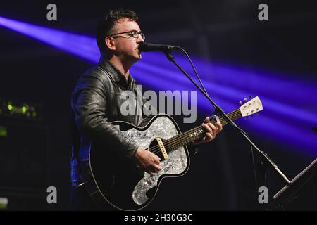 Richard Hawley se produit en direct sur scène le premier jour du Camp Bestival, Château de Lulworth, Dorset Banque D'Images