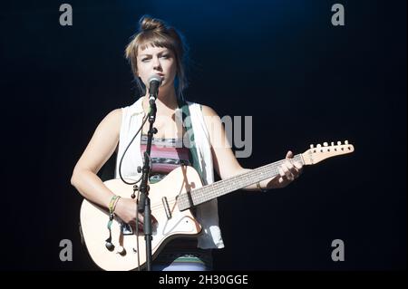 Angel Olsen peforms live sur scène le deuxième jour du festival End of the Road, Larmer Tree Gardens, Dorset. Banque D'Images