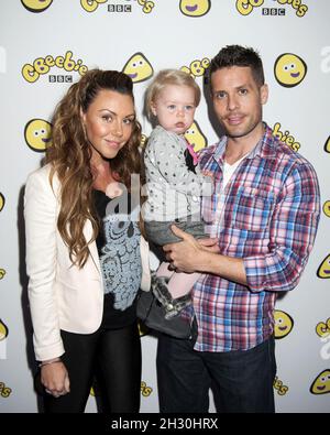 Michelle Heaton, fille Fali et mari Hugh Hanley assistent à la première de Katie Morag et Topsy et de Tim CBeebies UK au vue Cinema Picadilly à Londres. Banque D'Images