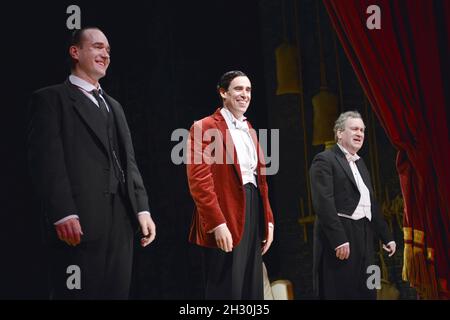 Matthew MacFayden, Stephen Mangan et Mark Hadwick lors de l'appel de rideau arrive la nuit d'ouverture de Jeeves et Wooster-Perfect Sowinds, au Duke of York Theatre à Londres. Banque D'Images