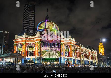 Vue générale de la gare de Flinders Street lors de l'événement White Night, Melbourne - Australie Banque D'Images