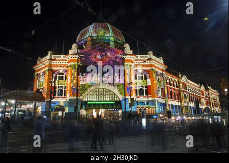 Vue générale de la gare de Flinders Street lors de l'événement White Night, Melbourne - Australie Banque D'Images
