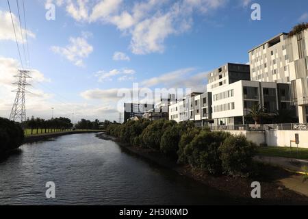 Appartements dans la banlieue de Sydney, Canterbury, à côté de la rivière Cooks, vue de Canterbury Road. Banque D'Images