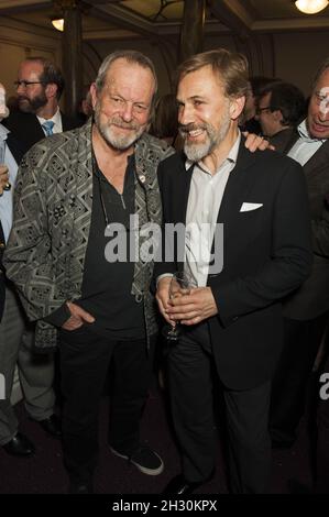 Terry Gilliam et Christoph Waltz à l'ouverture de la soirée de Benvenuto Cellini d'ENO dirigé par Terry Gilliam au London Coliseum, St Martin's Lane - Londres Banque D'Images