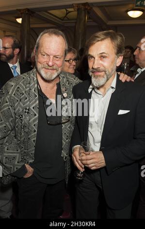 Terry Gilliam et Christoph Waltz à l'ouverture de la soirée de Benvenuto Cellini d'ENO dirigé par Terry Gilliam au London Coliseum, St Martin's Lane - Londres Banque D'Images