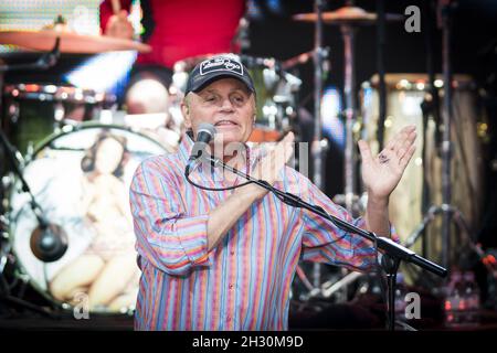 Bruce Johnston des Beach Boys joue en direct sur scène dans le cadre du Hampton court Festival, à Hampton court, Londres. Banque D'Images