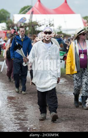 Un festivalgoer pendant le premier jour du Glastonbury Festival 2014 qui s'est tenu à la ferme digne de Somerset. Banque D'Images