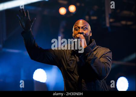 Posdnuos (Kelvin Mercer) de la Soul se produit en direct sur scène le deuxième jour du Camp Beral 2014 au château de Lulworth à Dorset Banque D'Images