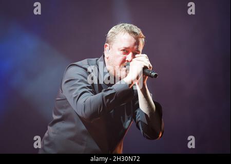 Guy Garvey de Elbow se produit en direct sur scène le premier jour du V Festival 2014, Hylands Park - Chelmsford Banque D'Images