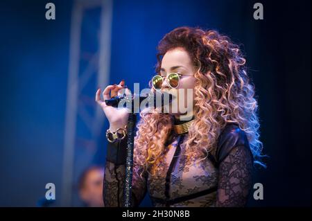 Ella Eyre joue en direct sur scène le deuxième jour du V Festival 2014, Hylands Park à Chelmsford, Essex. Banque D'Images