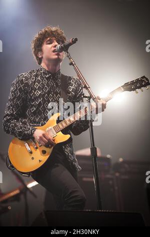 Luke Pritchard des Kooks joue en direct sur scène le jour 3 de la fête estivale 2014, Robin Hill Country Park - Isle of Wight Banque D'Images