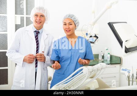 Portrait de deux dentistes qualifiés souriants Banque D'Images