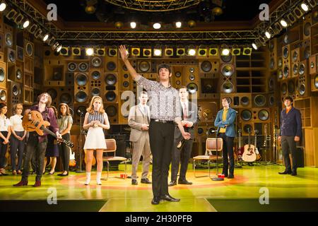 John Dagleish (Ray Davies - centre) et la distribution de Sunny Afternoon lors de la séance photo de Sunny Afternoon au Harold Pinter Theatre à Londres. Banque D'Images