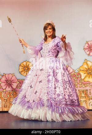 Linda Gray sur scène en tant que grande-mère de la Fée lors de l'appel photo de Cendrillon au New Wimbledon Theatre, Wimbledon - Londres Banque D'Images