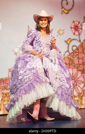 Linda Gray sur scène en tant que grande-mère de la Fée lors de l'appel photo de Cendrillon au New Wimbledon Theatre, Wimbledon - Londres Banque D'Images