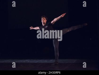 Max Westwell répète le swansong en anglais la danseuse émergente du Ballet national 2015 répétitions au Queen Elizabeth Hall, à Southbank, Londres. Banque D'Images