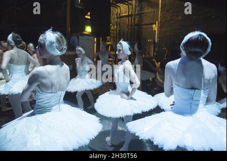 Les danseurs du Ballet national anglais attendent dans les ailes avant de se produire à Swan Lake, au London Coliseum, St Martin's Lane - Londres Banque D'Images