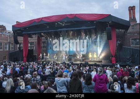 Peter Andre se produit en direct au Hampton court Palace Festival 2015 au Hampton court Palace de Londres. Banque D'Images