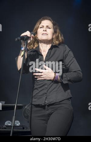 Alison Moyet se produit en direct sur scène le deuxième jour du Camp Besal 2015, Château de Lulworth - Dorset. Banque D'Images
