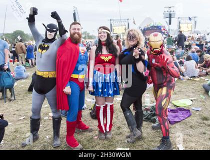 Festival Goers portant la robe de fantaisie Super Hero au festival Glastonbury 2015, digne Farm, Somerset Banque D'Images