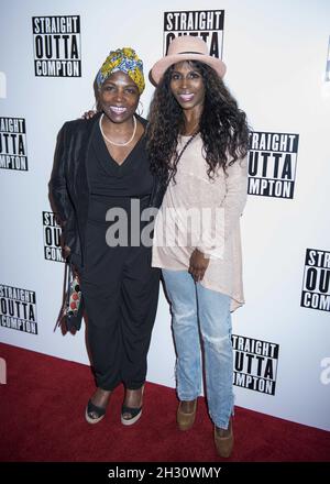 Sinitta et le client arrivent à la projection spéciale de Straight Outta Compton au Picture House Central - Londres Banque D'Images