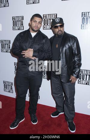 O'Shea Jackson Jr et Ice Cube (à droite) arrivent à la projection spéciale de Straight Outta Compton au Picture House Central - Londres Banque D'Images