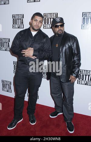 O'Shea Jackson Jr et Ice Cube (à droite) arrivent à la projection spéciale de Straight Outta Compton au Picture House Central - Londres Banque D'Images